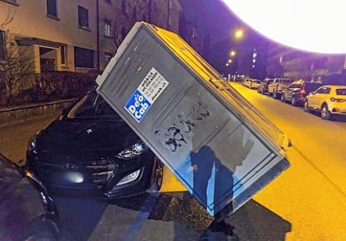 Das Sturmtief “Roxana„ sorgte in Basel für mehrere Einsätze. Unter anderem musste ein mobiles WC, das auf ein geparktes ...