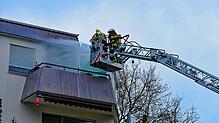 Die Feuerwehr löscht einen brennenden Balkon.
