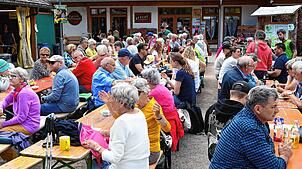 Zahlreiche Gäste finden sich auf dem Mühlenplatz in Unterkirnach ein. Der Akkordeonspielring organisiert seit vielen Jahren das ...