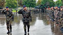Ein letztes Mal: Gemeinsam schritten Brigadegeneral Christian Friedl und Oberstleutnant Kevin Freudenberger (von links) die Front des ...