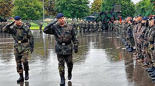 Ein letztes Mal: Gemeinsam schritten Brigadegeneral Christian Friedl und Oberstleutnant Kevin Freudenberger (von links) die Front des ...