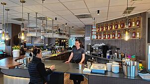 So sieht es im gerade erst eröffneten Café-Restaurant Ammos innen aus.