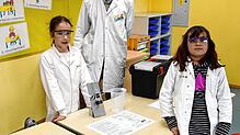 Amelie Prus (links) und Elisa Trujillo (rechts) nehmen am Kurs &bdquo;Sicher experimentieren im Chemielabor&ldquo; mit ihrem Dozenten ...