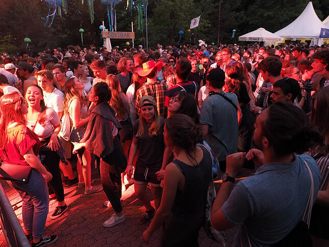 21:24 Uhr: Jetzt ist es vor der Elektro Stage richtig voll, es wird zu lauten Beats getanzt.