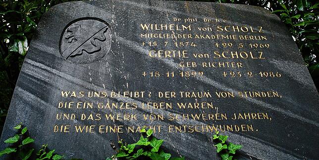 Der Grabstein von Wilhelm von Scholz und seiner Frau Gertie in Allmannsdorf.