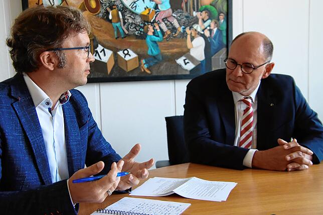 Ist das Geld für die Krankenhausgrundstücke sicher? Singens Oberbürgermeister Bernd Häusler (rechts) im Gespräch mit dem Singener ...