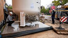 Zentimetergenau wird der 30-Tonnen-Tank auf seinem Betonsockel positioniert.