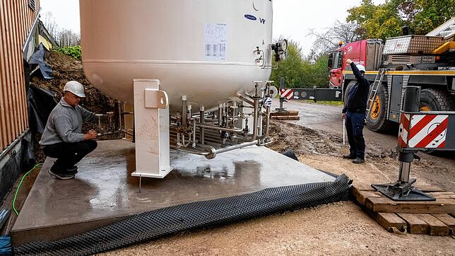 Zentimetergenau wird der 30-Tonnen-Tank auf seinem Betonsockel positioniert.
