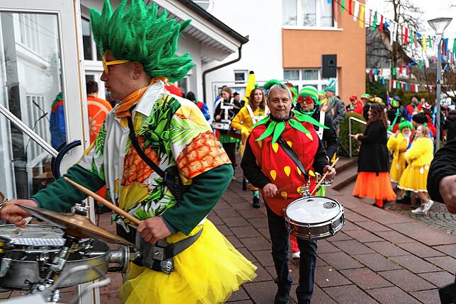 Bild 4: Rathaussturm in Moos: Gemeinde wehrt sich als römische Armee – Die Bilder vom Fasnacht-Spektakel!