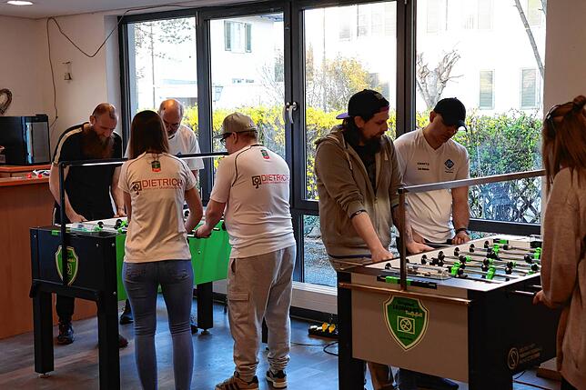 An drei Tischen trainieren die Mitglieder der Abteilung Tischfußball im Dorfkrug.