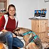 Birgit Körner mit Hund Ira. Die gelernte Tierarzthelferin arbeitet auch als selbständige Tierheilpraktikerin.