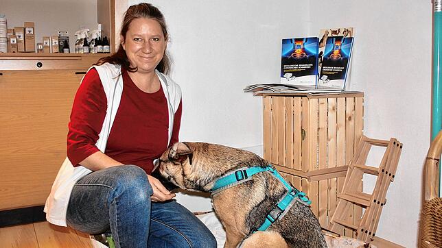 Birgit Körner mit Hund Ira. Die gelernte Tierarzthelferin arbeitet auch als selbständige Tierheilpraktikerin.
