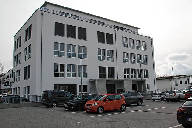Im Ärzte- und Geschäftshaus ist neben der Krankenhausverwaltung, der psychiatrischen Tagesklinik des ZfP Reichenau und den Praxen ...