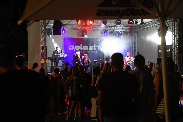 Bild 2: Seenachtfest 2024: Party auf dem Festgelände. Hier sorgen DJs und Bands für Stimmung bei den Gästen