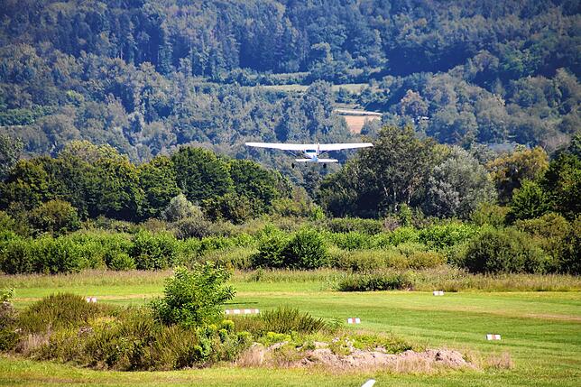 Der Flugplatz Stahringen liegt inmitten von Grün, die Lande- und Startbahn ist nicht betoniert.