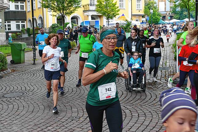 Bild 23: Donaueschingen schnürt die Laufschuhe. Schutzengellauf für den guten Zweck bringt 11000 Euro ein.