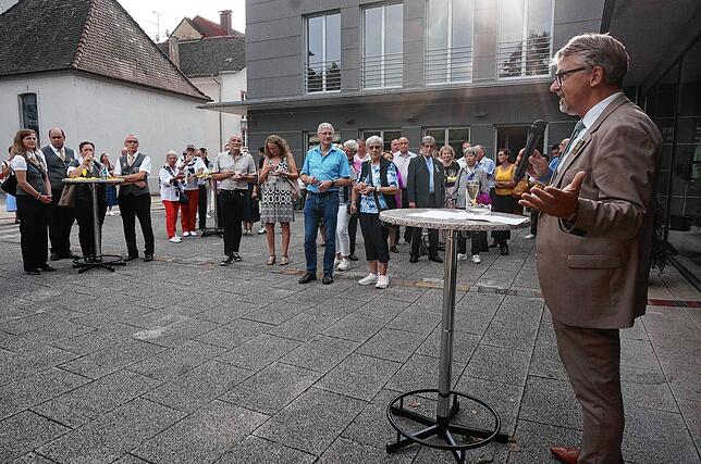 Bild 2: Bilder des Sektempfang und Totenehrung bei der Chilbi
