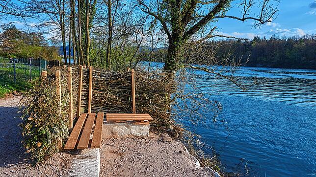 Malerisch: An zwei Stellen zwischen der Liegewiese und dem Motorsportverein kann man in geschützten Nischen am Rhein sitzen und die ...