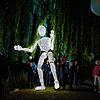 Lichtgestalt Dundu ist hier beim LGS-Lichterfest im Uferpark unterwegs.