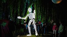 Lichtgestalt Dundu ist hier beim LGS-Lichterfest im Uferpark unterwegs.