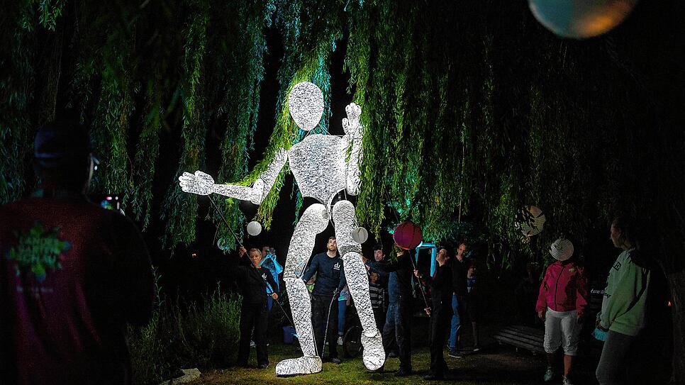 Lichtgestalt Dundu ist hier beim LGS-Lichterfest im Uferpark unterwegs.