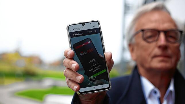 &bdquo;Nehmen Sie den Einsatz an?&ldquo; fragt die App den registrierten Lebensretter bei der Alarmierung (in diesem Beispiel auf ...