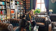 Karin Lindner, Leiterin des Hotels, in der Bibliothek des Schlosses Freudental. Sie freut sich auf die Wiedereröffnung des Hotels. Dafür ...