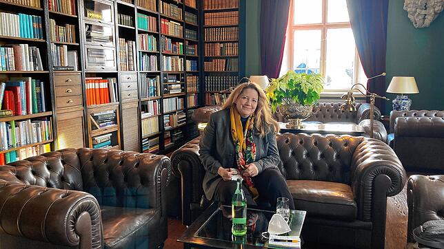 Karin Lindner, Leiterin des Hotels, in der Bibliothek des Schlosses Freudental. Sie freut sich auf die Wiedereröffnung des Hotels. Dafür ...