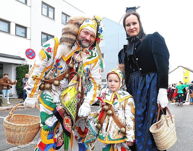 Bild 5: Hunderte Nachwuchsnarren starten beim Donaueschinger Kinderumzug