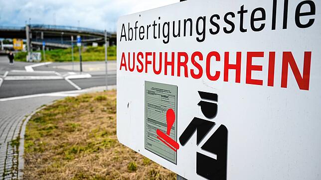 Hier geht&lsquo;s lang: Auf einem Schild an der deutsch-schweizerischen Grenze in Konstanz steht: Abfertigungstelle Ausfuhrschein.