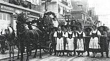 Festlich geschmückt präsentierte sich die Warmbacher Handspritze bei einem Umzug in den 1920er Jahren. Ein Jahrzehnt später zeigte sich ...