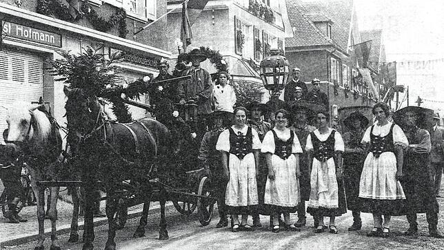 Festlich geschmückt präsentierte sich die Warmbacher Handspritze bei einem Umzug in den 1920er Jahren. Ein Jahrzehnt später zeigte sich ...