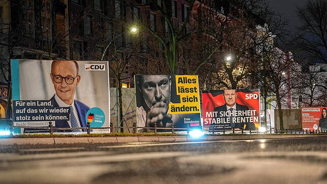 Wahlplakate mit den Spitzenkandidaten von Union, FDP und SPD. Die Bundestagswahl wird spannend – auch wenn der Sieger schon festzustehen ...