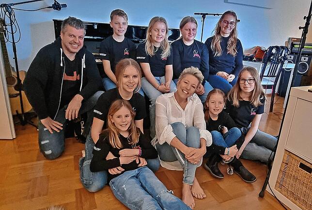 Dieser Kinderchor aus Mengen kam ebenfalls ins Studio „StageDive Records“ von Michael Schäuble (links). Die Kinder sangen gemeinsam mit ...