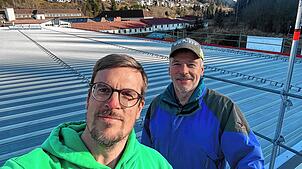 Die Vorstände der Bürgerenergie, Henrik Dezman und Lorenz Walz, auf dem Photovoltaik-Dach der Firma Fink. Foto: Kienzler