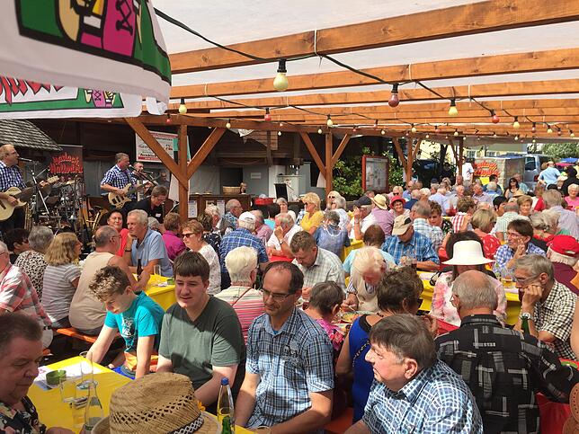 Ganz schön voll: Ein Besuchermagnet war der Auftritt der „Haslach Halodris“ im Porten-Zelt. An beiden Tagen gab es kaum ...