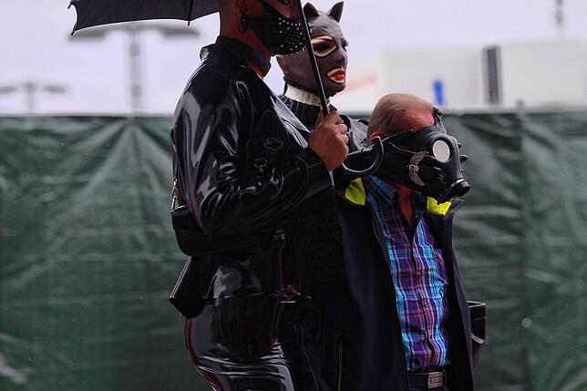 Wer ein Erinnerungsfoto möchte, bekommt schon mal eine Maske verpasst wie dieser Herr hier.