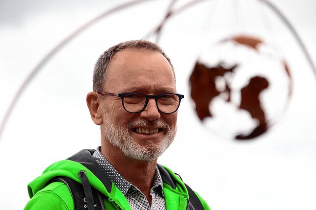 Herbert Dreiseitl, Künstler und Landschaftsarchitekt, auf den schwimmenden Gärten, die nach einer Idee von ihm geschaffen wurden.