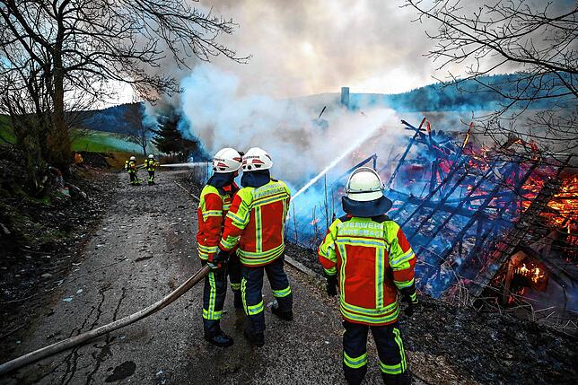 Über den ganzen Tag hinweg ist die Feuerwehr mit den Löscharbeiten beschäftigt.