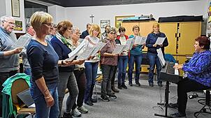 Chörle Amrigschwand bereitet sich mit seiner neuen Dirigentin Swetlana Deobald aufs Jahreskonzert am 26. Oktober vor. Bild: Pichler