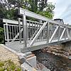 Hier bestand dringender Handlungsbedarf, doch es wurde schon Abhilfe geschaffen: Eine neue Fußgängerbrücke in Zizenhausen ersetzt das ...