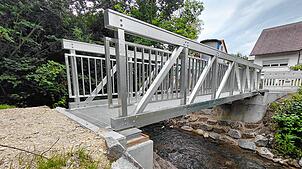 Hier bestand dringender Handlungsbedarf, doch es wurde schon Abhilfe geschaffen: Eine neue Fußgängerbrücke in Zizenhausen ersetzt das ...