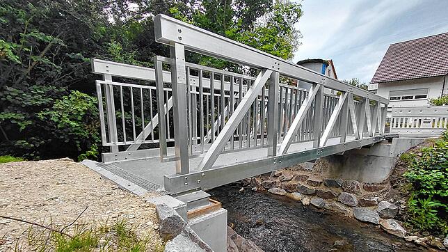 Hier bestand dringender Handlungsbedarf, doch es wurde schon Abhilfe geschaffen: Eine neue Fußgängerbrücke in Zizenhausen ersetzt das ...