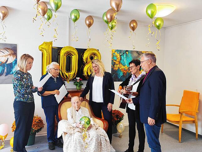 Zum Geburtstag gibt‘s ein Ständchen, bei dem alle Besucher mitsingen.