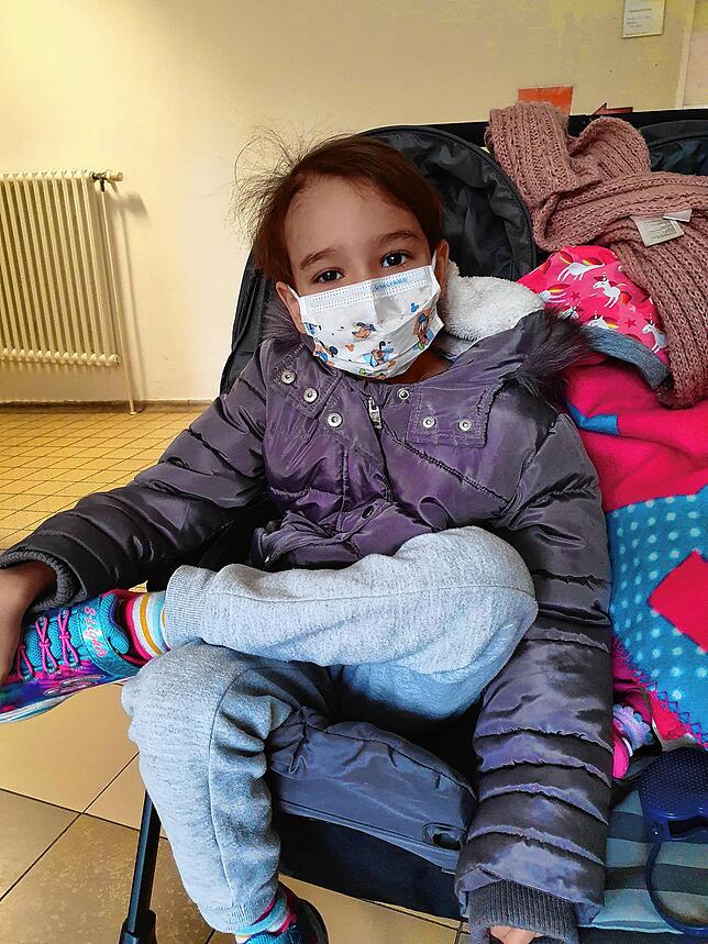 Ohne Mundschutz geht Yara nicht mehr vor die Tür. Sie gehört zur Risikogruppe und wäre bei einer Infektion mit dem Coronavirus besonders ...