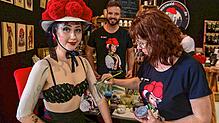 Pinselstrich für Pinselstrich verwandelt die Tennenbronner Bodypaintingkünstlerin Evelina Iacubino ihre Tochter Noemi in ein ...
