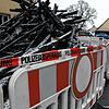 Eine Polizeiabsperrung sichert am Montag die Brandruine in Mönchweiler. Im Laufe des Tages wird die Polizei die Ermittlungen zur ...