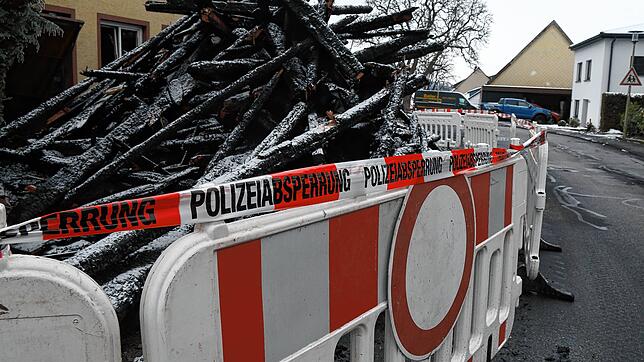 Eine Polizeiabsperrung sichert am Montag die Brandruine in Mönchweiler. Im Laufe des Tages wird die Polizei die Ermittlungen zur ...