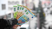 Geld zum Fenster raus? Wo spart die Stadt und wo gibt sie Geld aus? Jetzt ist der Haushalt verabschiedet mit einigen Einschnitten ...