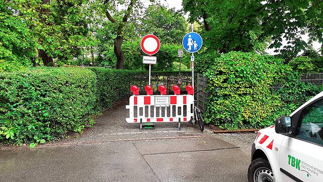Der Seeuferweg am Konstanzer Trichter ist gesperrt worden. Da der Bodenseepegel weiter steigt, ist die Überflutungsgefahr zu hoch.